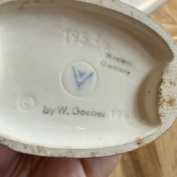 Goebel Hummel Figurine 195 2/0 TMK 2 "Barnyard Hero" Boy on Fence W. Germany '48 - Picture 5 of 5